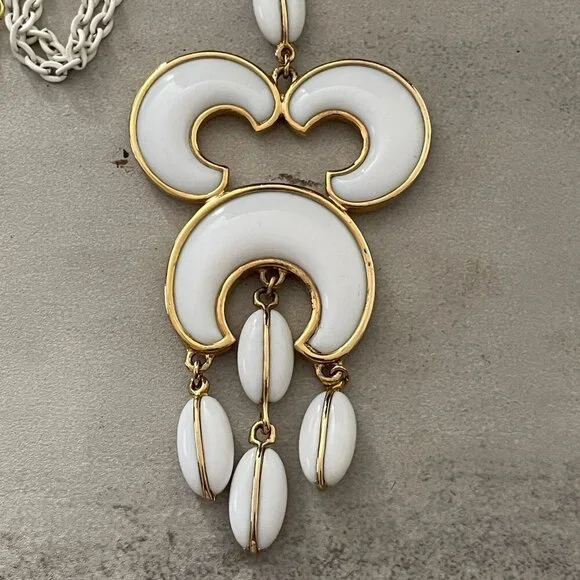 Vintage Trifari White Gold Resin Crescent Shape 4.75 Pendant Necklace 14 Drop